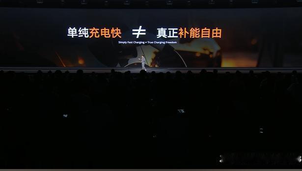 吉利三十年始终将安全放在造车首位，在全球安全实验中心开展多项世界级安全测试，遇到