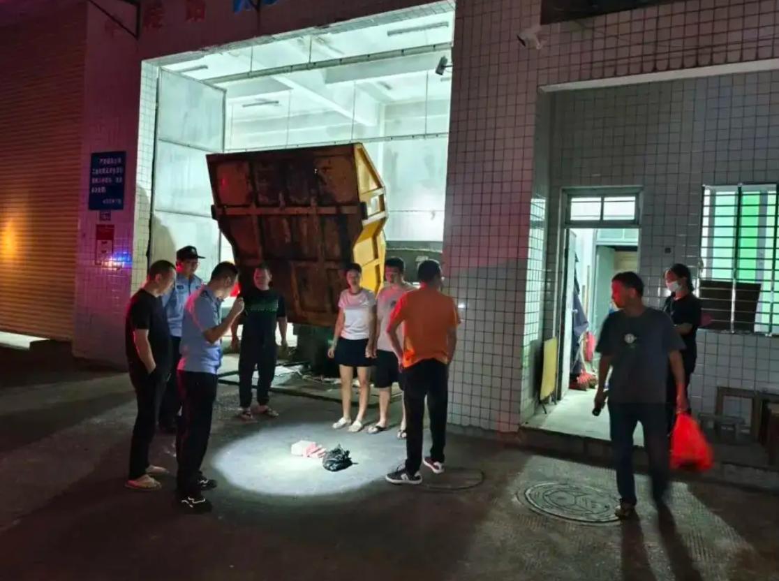 你能想象吗？一袋装着15万元现金的袋子，竟被当成垃圾扔进了垃圾桶！这事就发生在泉