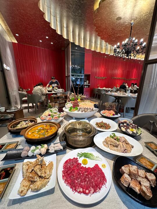 不愧是上海坠牛逼的潮汕海鲜火锅🍲……