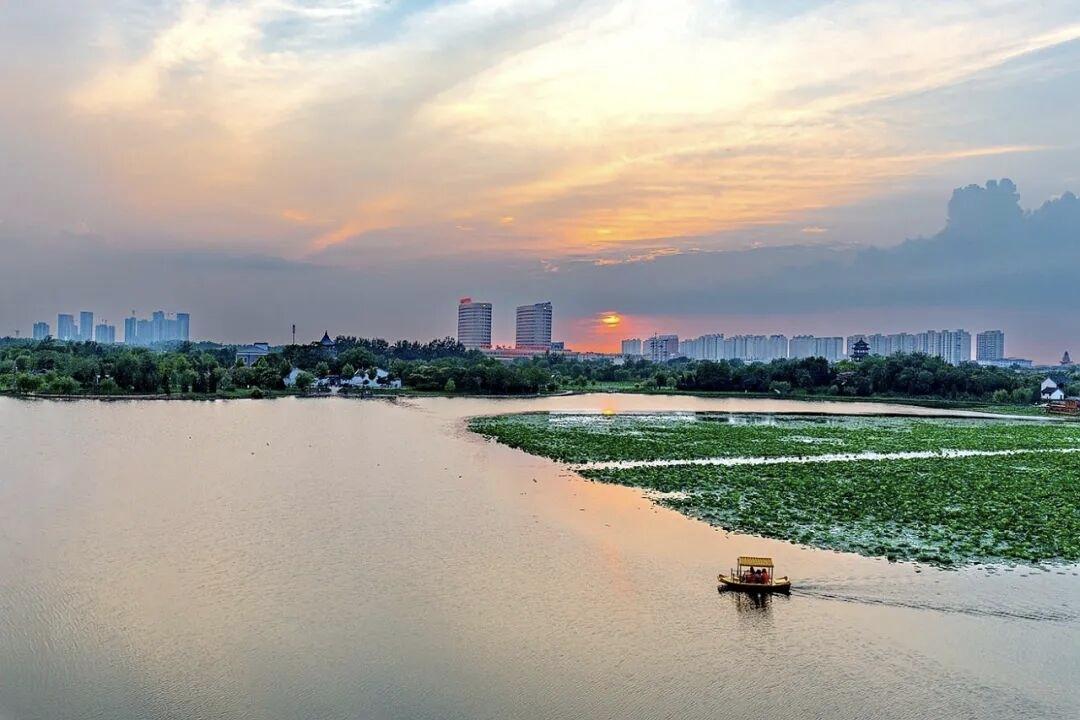 以下是一些十年没涨过价的东西：

公交车票——在大多数城市，普通公交线路的票价长