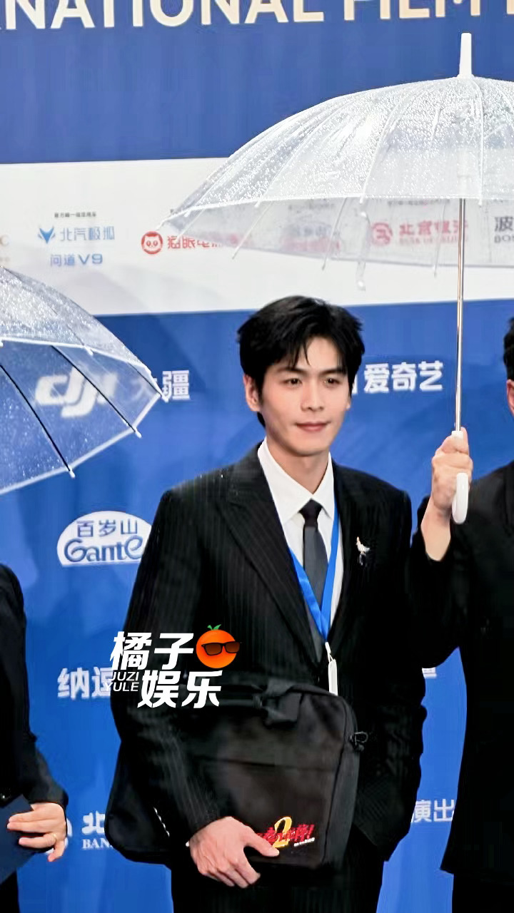 哥真的逆生长的神挑眉这一下要迷死谁张若昀挑眉这一下 北影节红毯