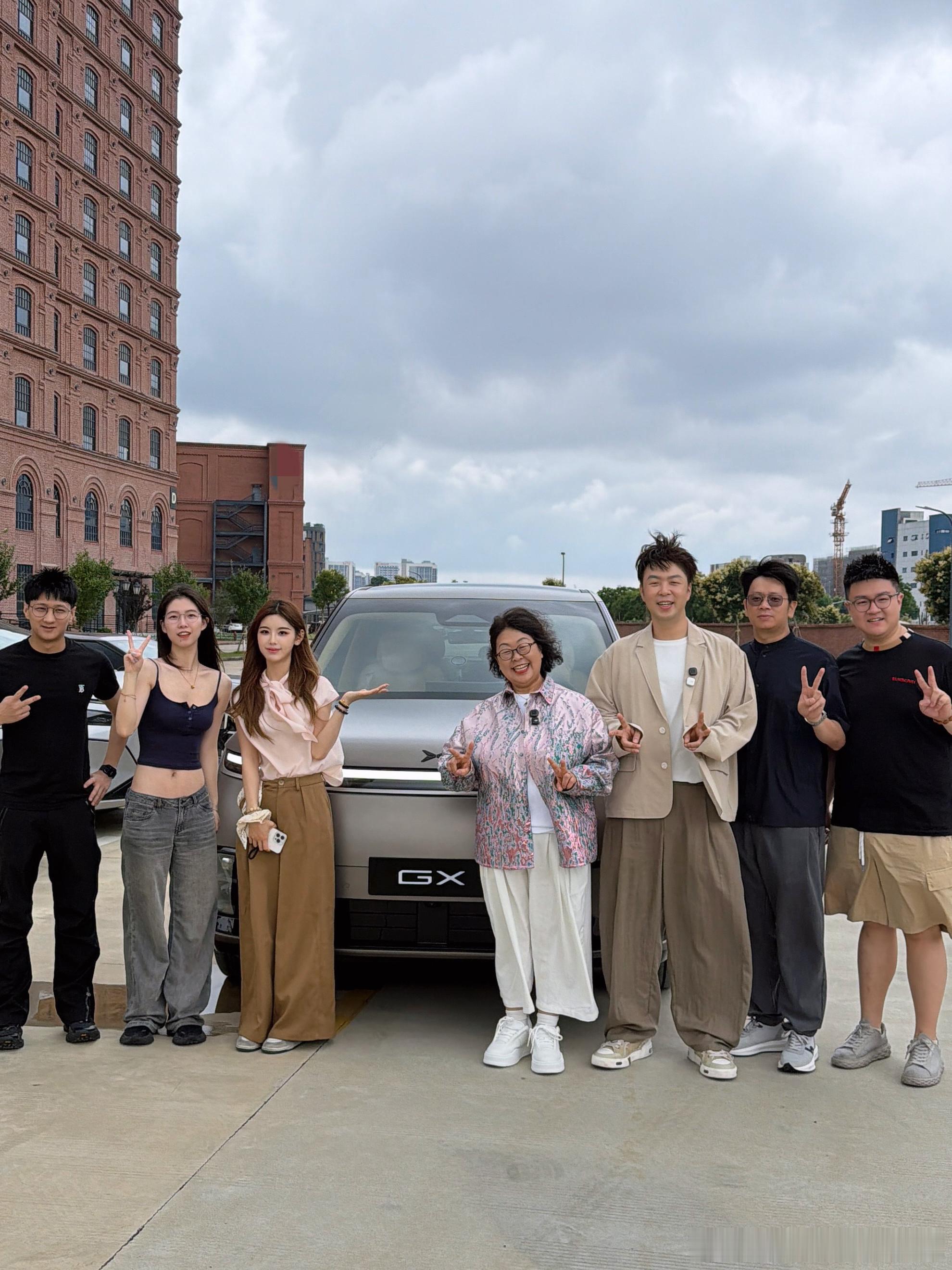 今天去验车自己的GX碰巧遇到杜海涛去提GX！都是好鹏友了偶遇明星提小鹏GX新能源