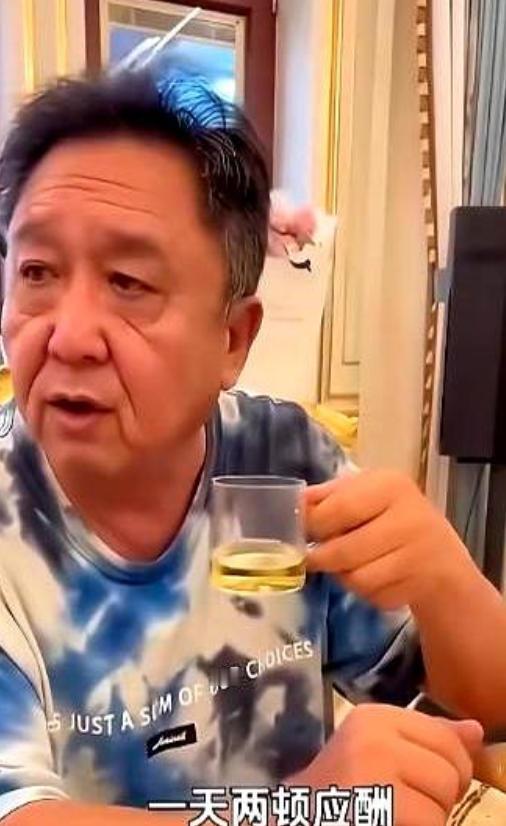 一天赶八场酒局，喝到不省人事被人抬回家。妻子白慧明看着57岁的于谦，只剩下心疼和