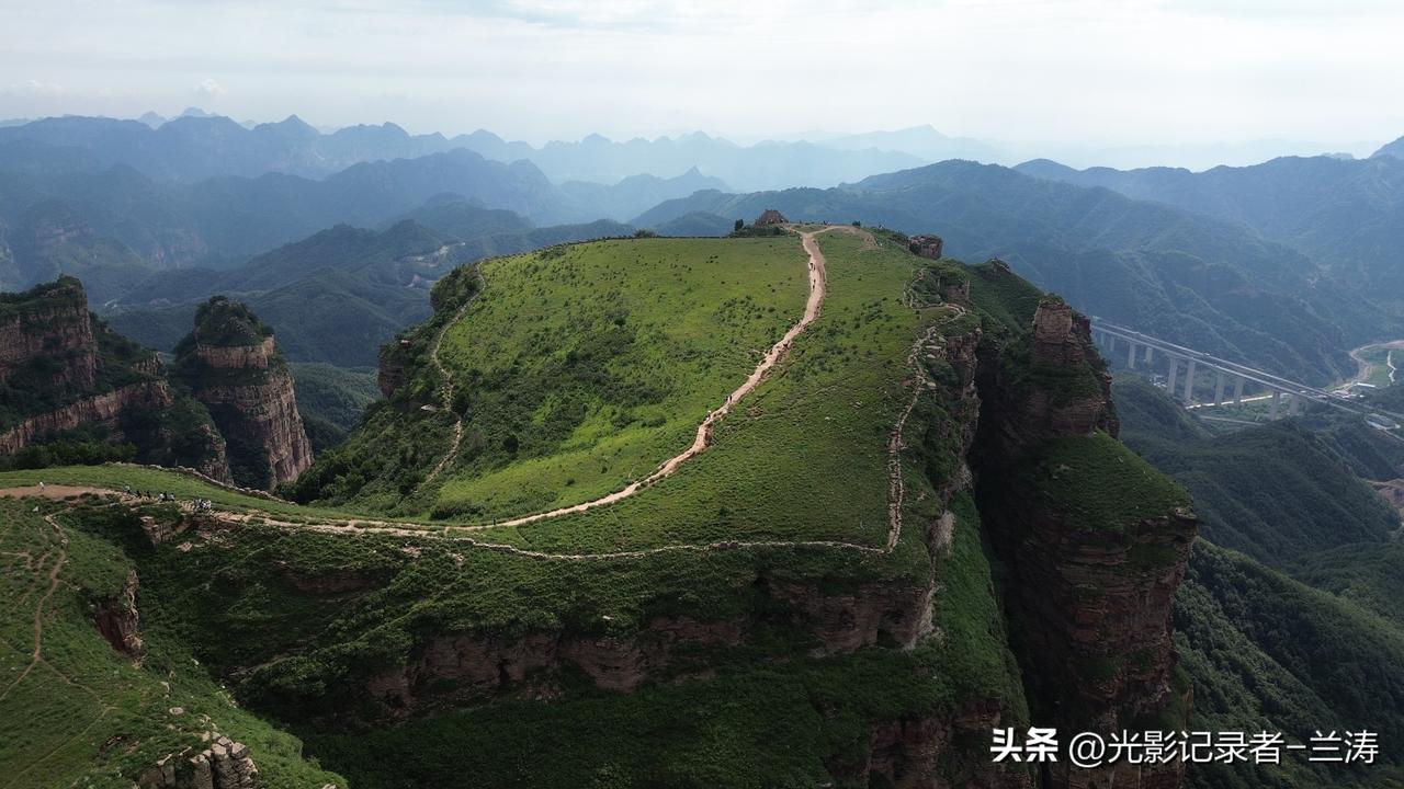 走马槽大草原
 
藏在晋冀交界太行之巅的走马槽大草原，是一处难得的云端高山草甸秘