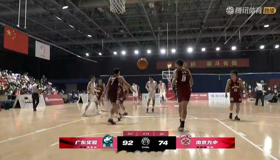 南九这快攻是真不会防啊。。。。。就后卫线追防，2个锋线全跟在后面跑[允悲][允悲