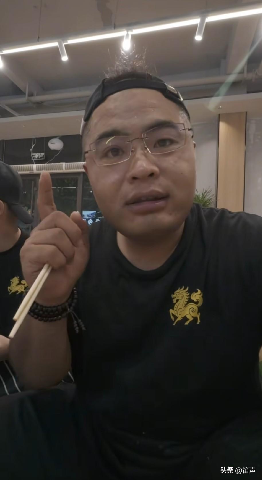 豆二两的饭店逃单逃了14000块
豆二两都开始怀疑人生了
其实不应该怪顾客逃单，