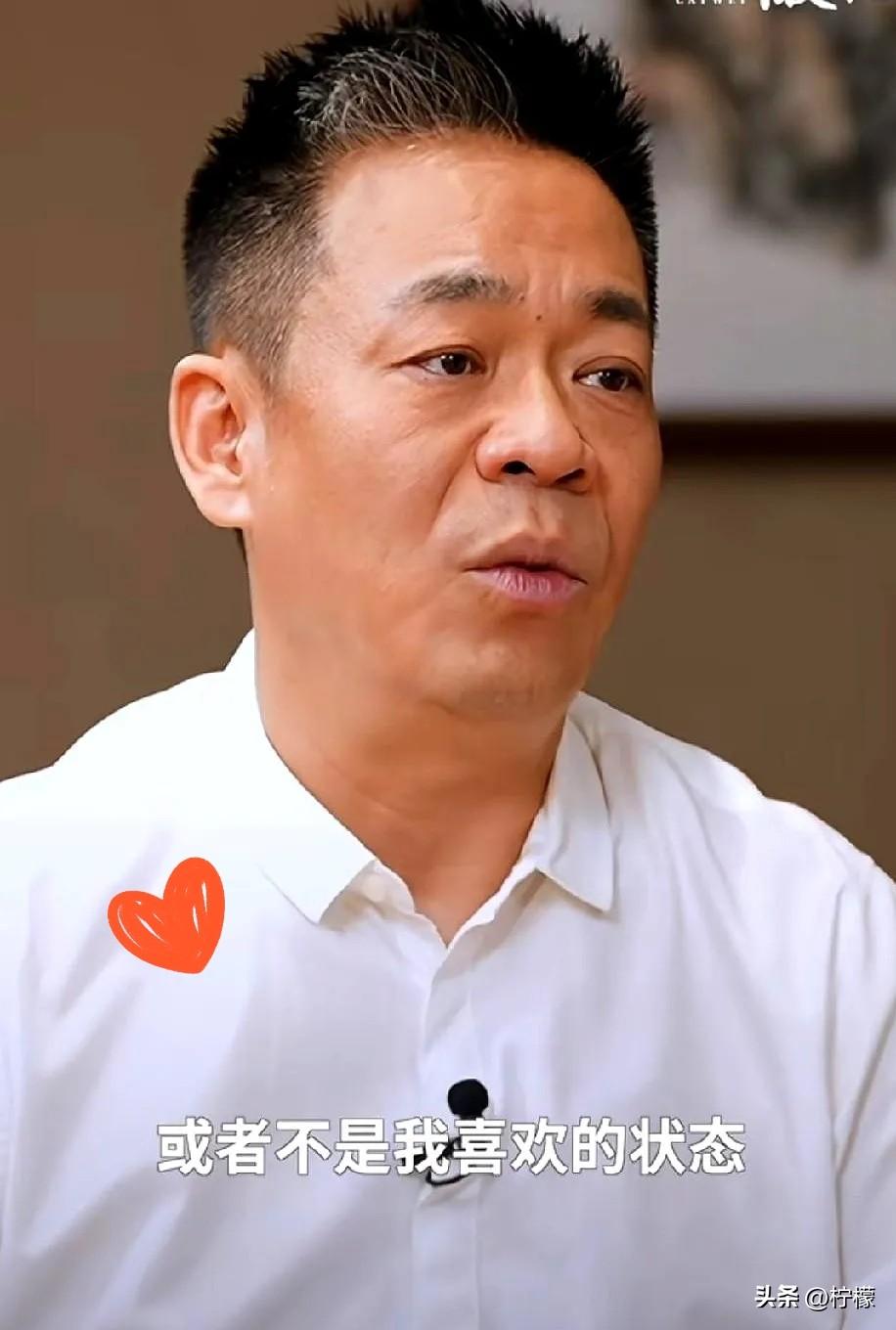 孙浩火了之后，他的经纪人快被逼疯了。
 
送过来的十几个剧本里，有5个是男一号的