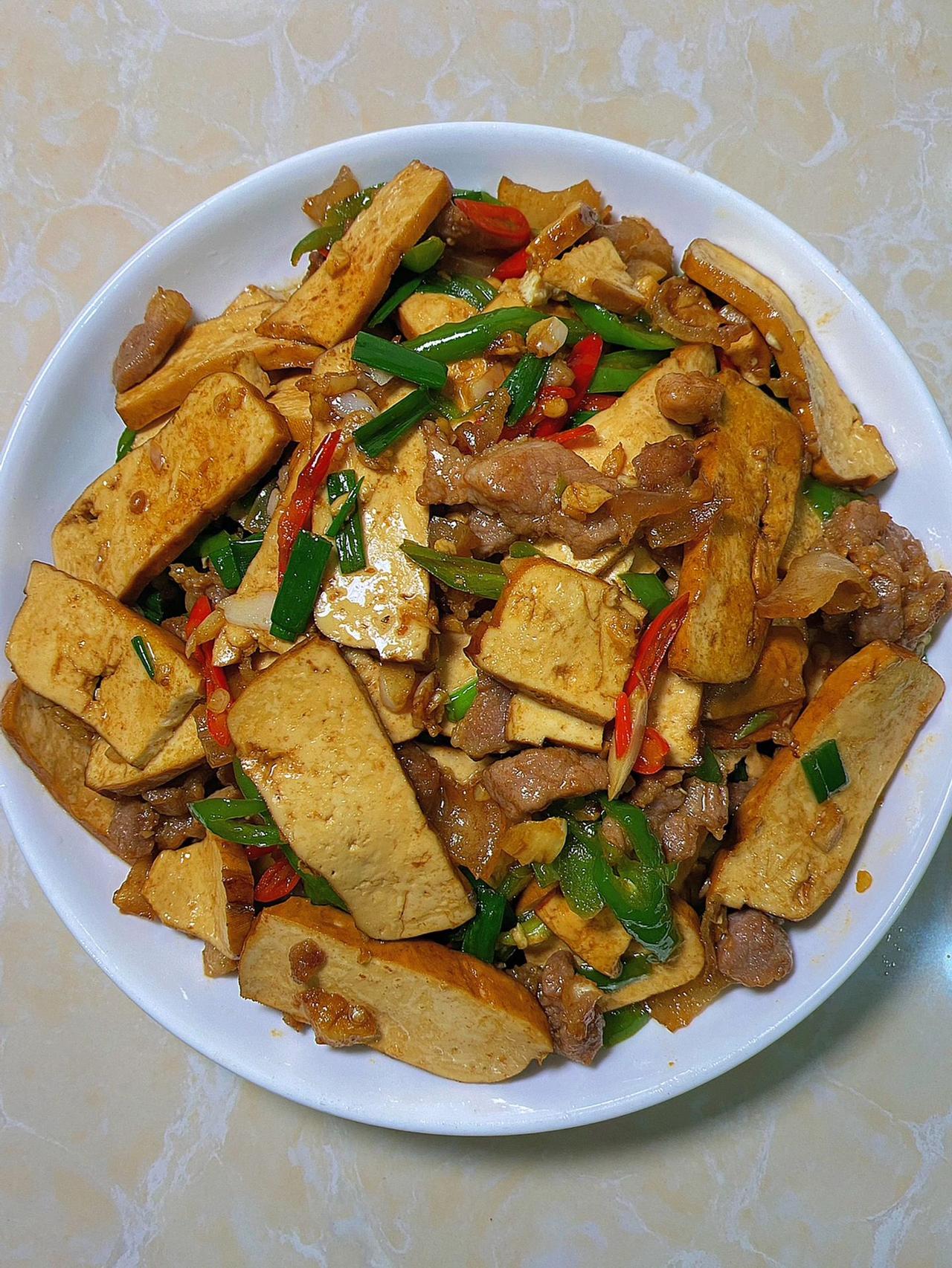 下馆子很喜欢点的香干炒肉 真的太下饭了

食材：猪肉、香干、青椒、蒜末、小葱、小