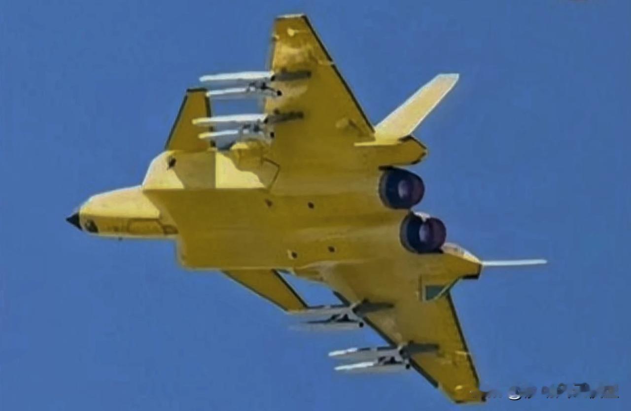 新款黄皮机歼-20野兽模式，内外加起来16枚（14枚PL-15+2枚PL-10）