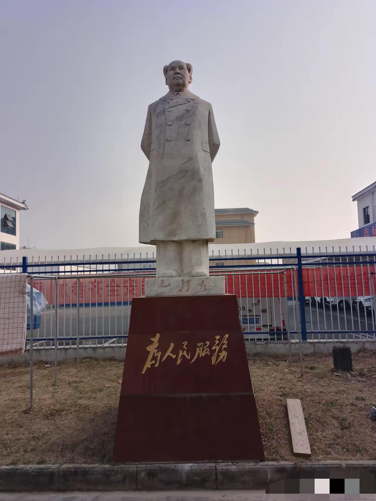 还是有很多人冒着风险去保卫毛主席塑像的。这是我们小区附近一家单位的毛主席塑像，四