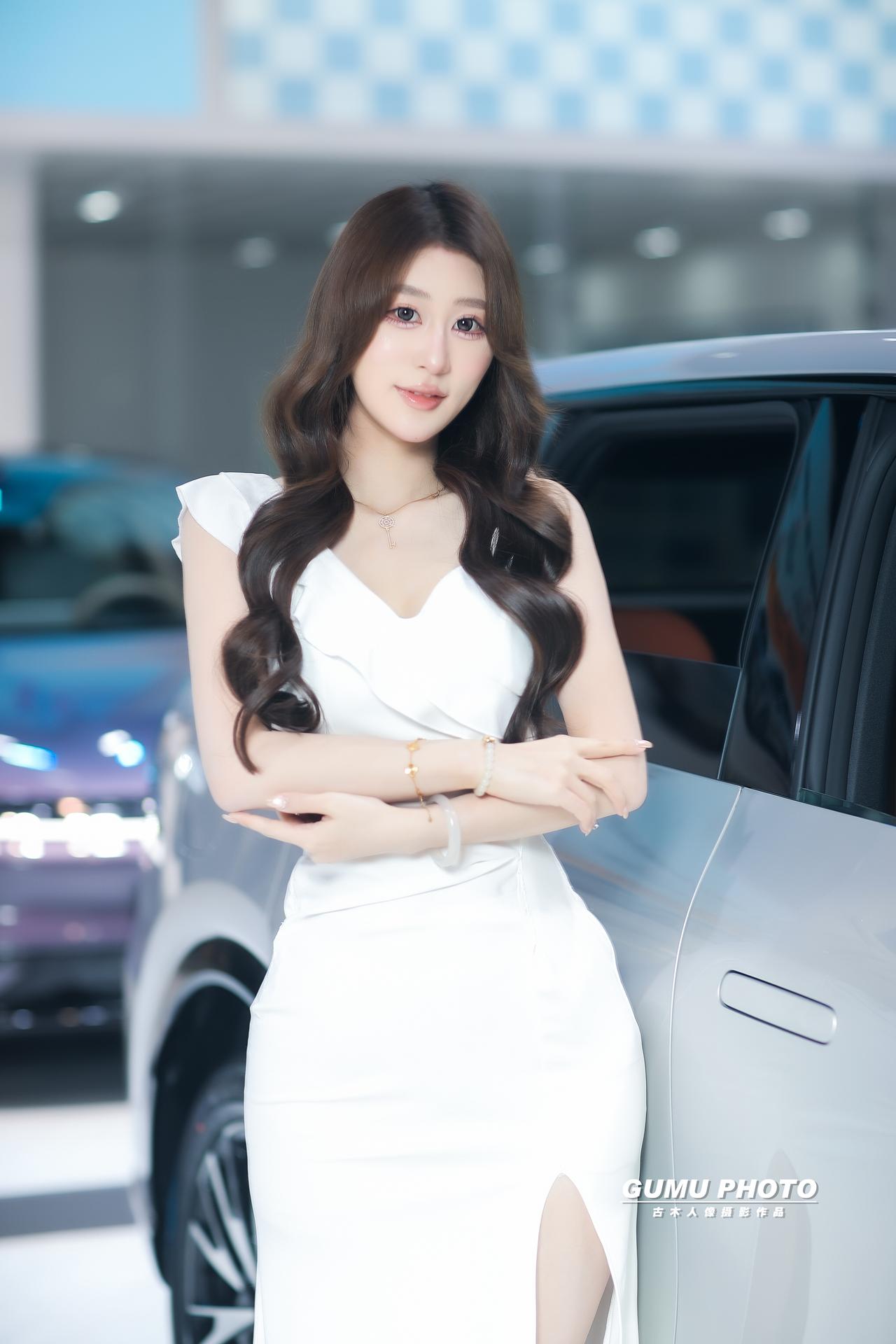 2025重庆汽车消费节长安启源展台模特小姐姐