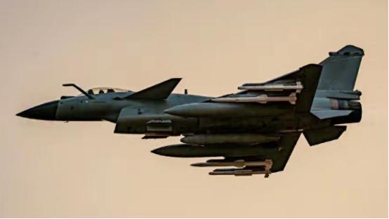 “中国战机是穷人的F-16”——这句私下评价，在巴基斯坦空军里传了几十年。勉强能