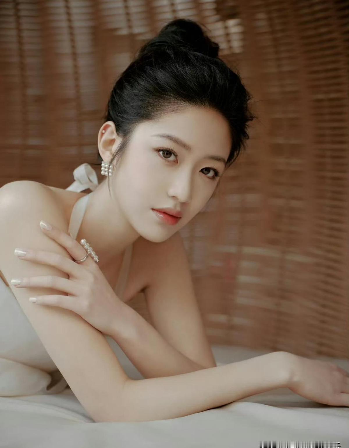 敢直接怼脸央视“照妖镜”还不崩图的女明星真没几个，但向涵之这回不光扛住了，还美得