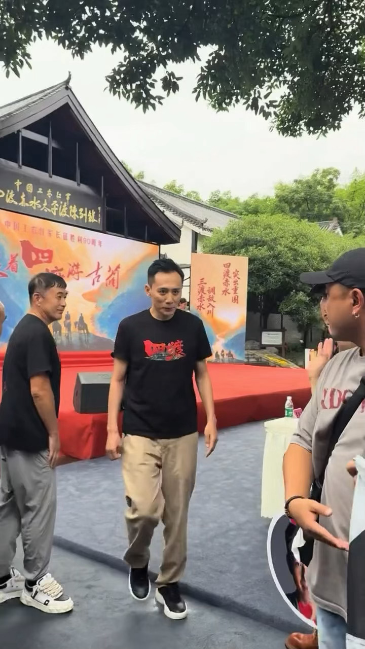 b哥来袭，胳膊一伸衣服就套上了