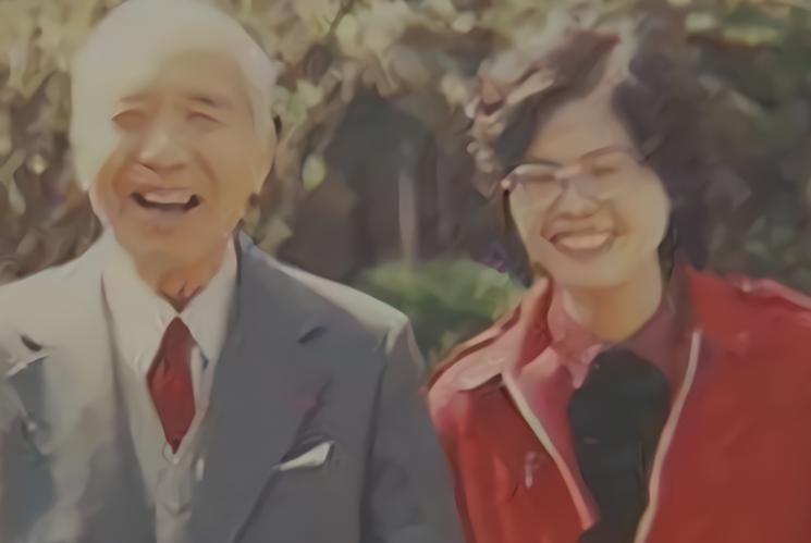 1987年，85岁的邝安堃酒后，把23岁保姆朱菊仙认成亡妻，抱着她说我好想你，朱