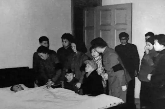 1961年3月16日，陈赓大将在上海去世，徐向前元帅得知噩耗后，红着眼眶对聂荣臻