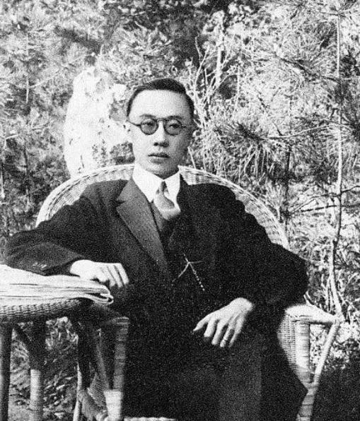 1950年，正在改造中的溥仪听闻中国出兵援朝，猛地撕开棉衣，掏出一件东西说：“这