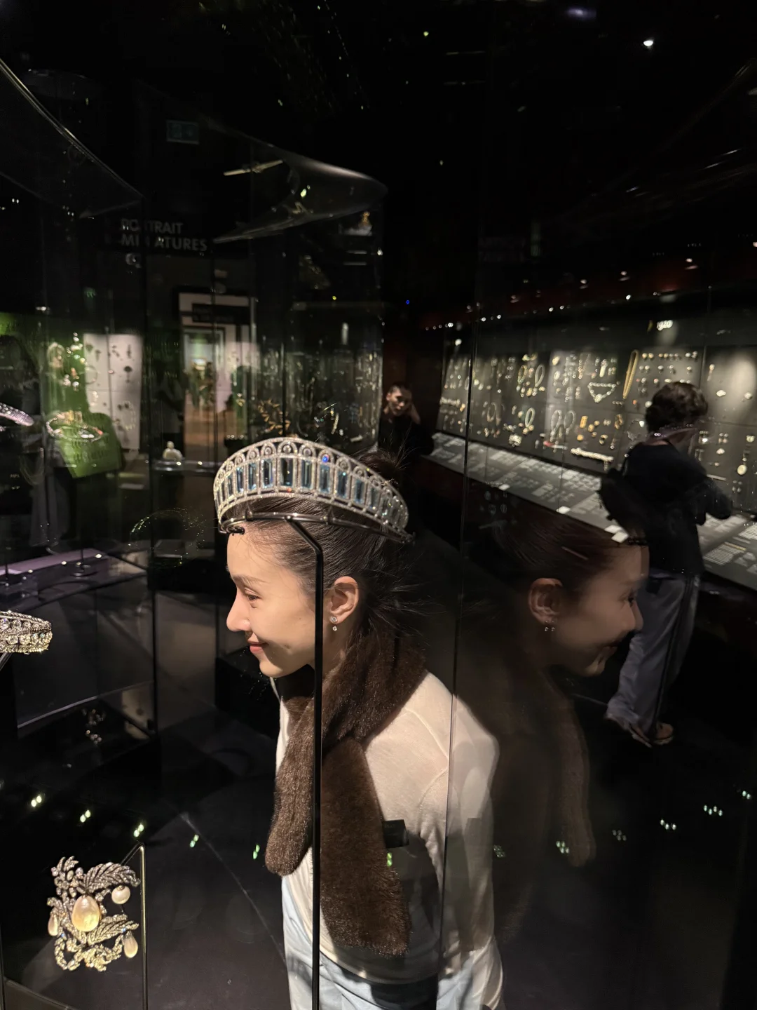 “尊敬的女王陛下，王冠借我戴下谢谢！”