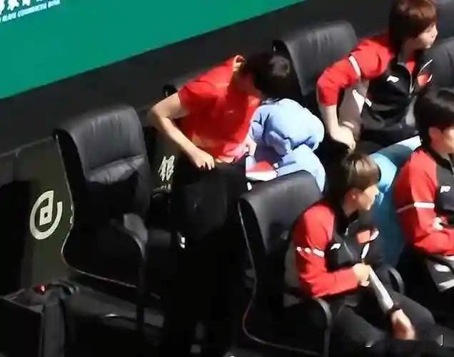 王曼昱错穿梁靖崑裤子，赛场秒变欢乐场

12月2日成都混合团体世界杯，王曼昱3-