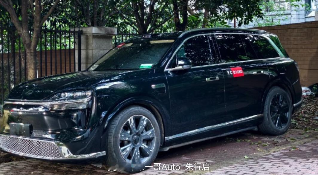 全新问界M9的实车图曝光下方的进气格栅设计感觉大了点整车线条倒是比老款硬朗很多