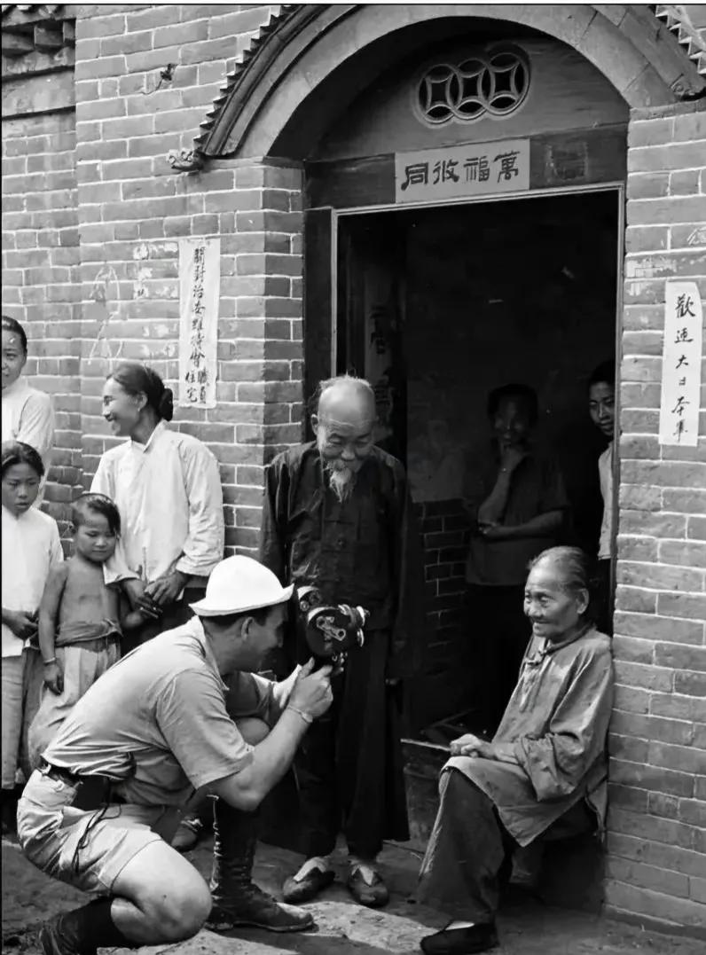 1938年，河南开封沦陷后，一个普通老百姓的家门口，仔细看墙上左边的“对联”内容