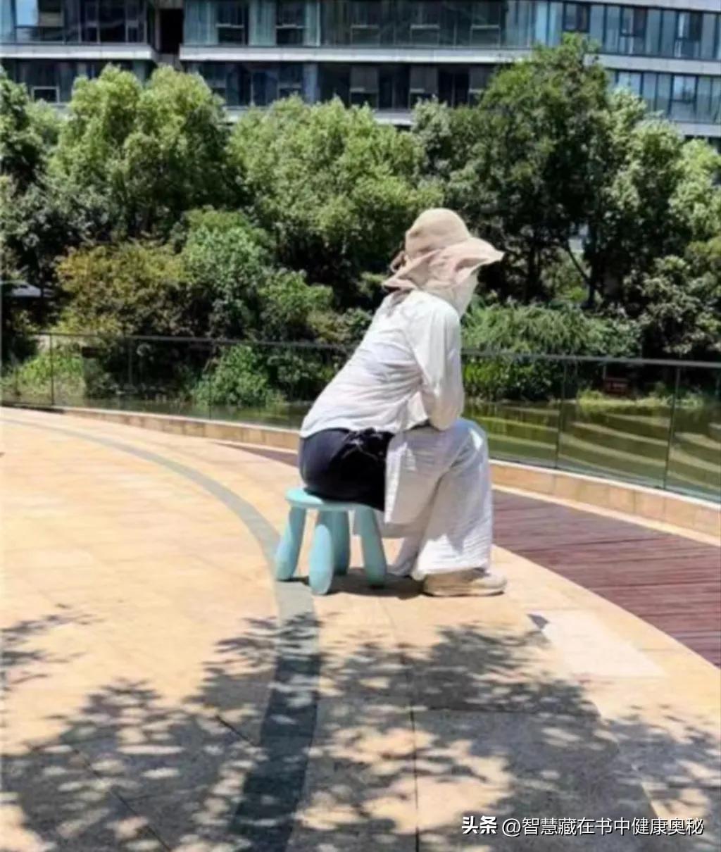 夏天你会晒背吗夏天晒背补阳气能除冬天留下的寒毒，让肺恢复活力！