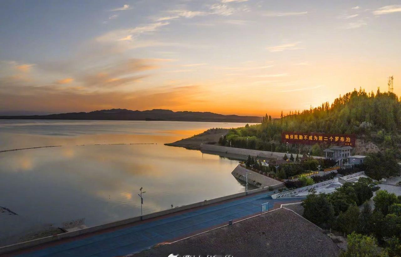 近日，在甘肃民勤，水库映霞，气象护航，守住民勤这方生命水源。（图/文：柴斐仙） 