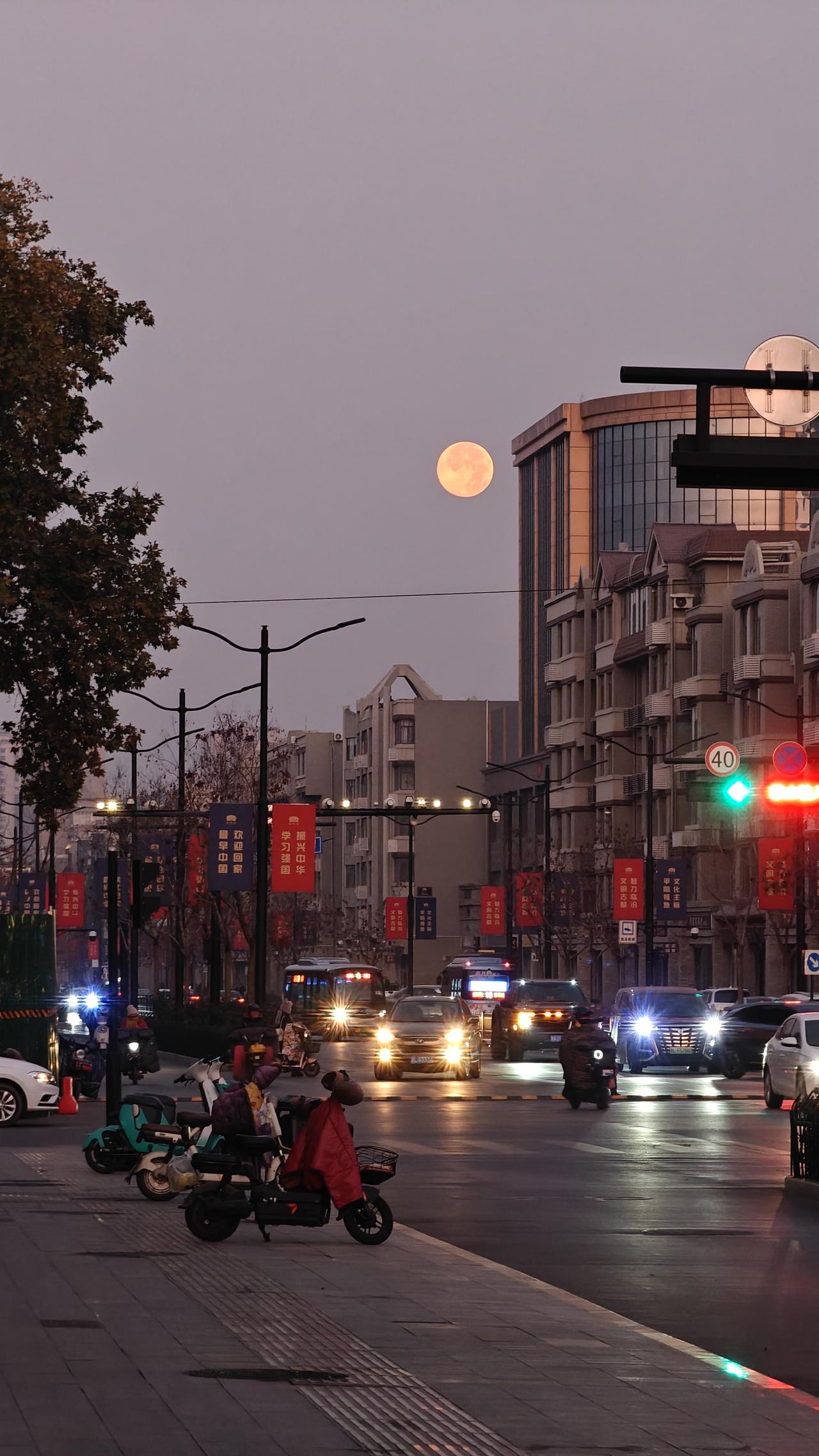 为什么现在结婚率这么低？
以前结婚：
组队打怪，抱团取暖
现在结婚：
开盲盒遇坑