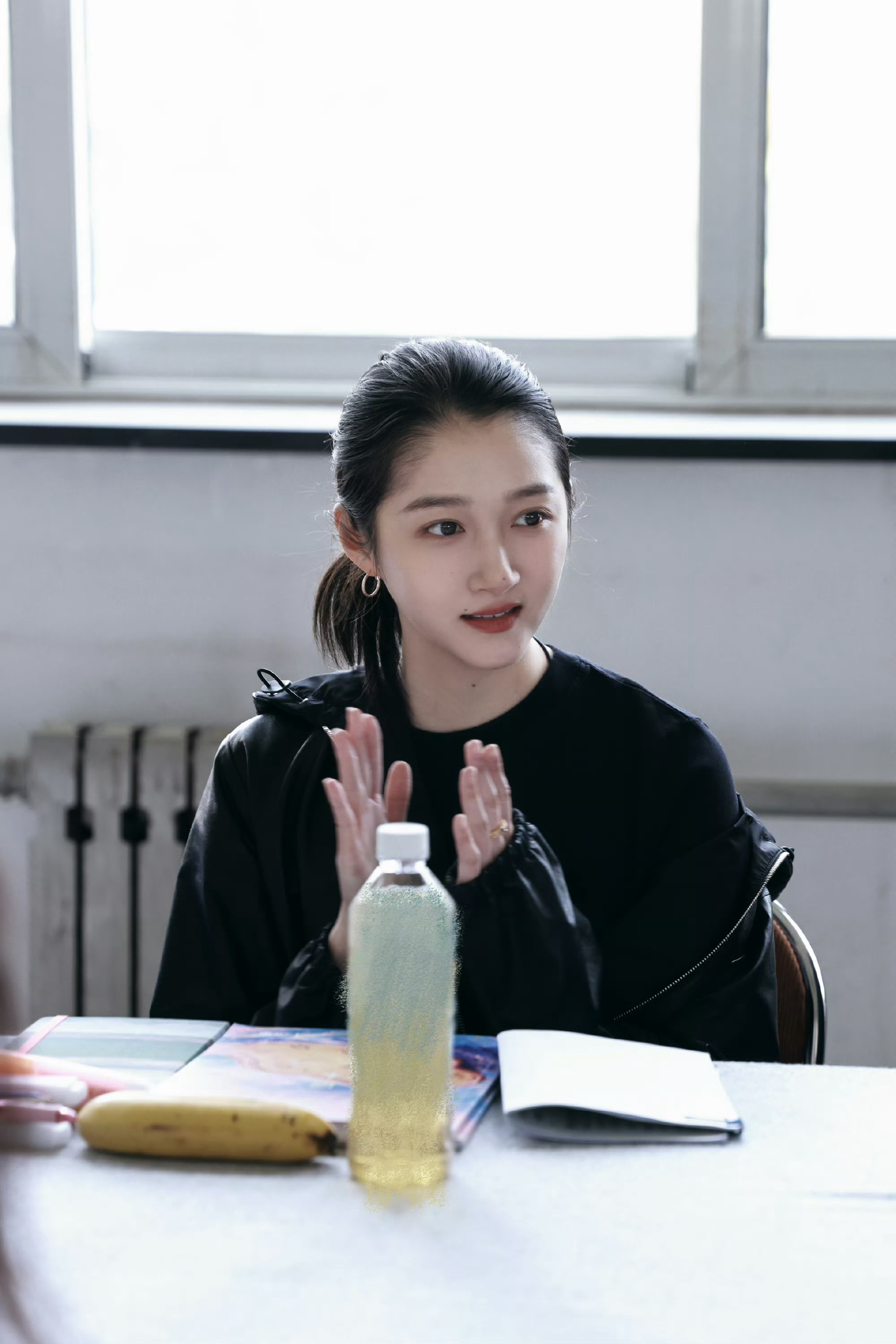 关晓彤贴头皮围读照关晓彤剧本围读ing 关晓彤贴头皮围读照，可以的 