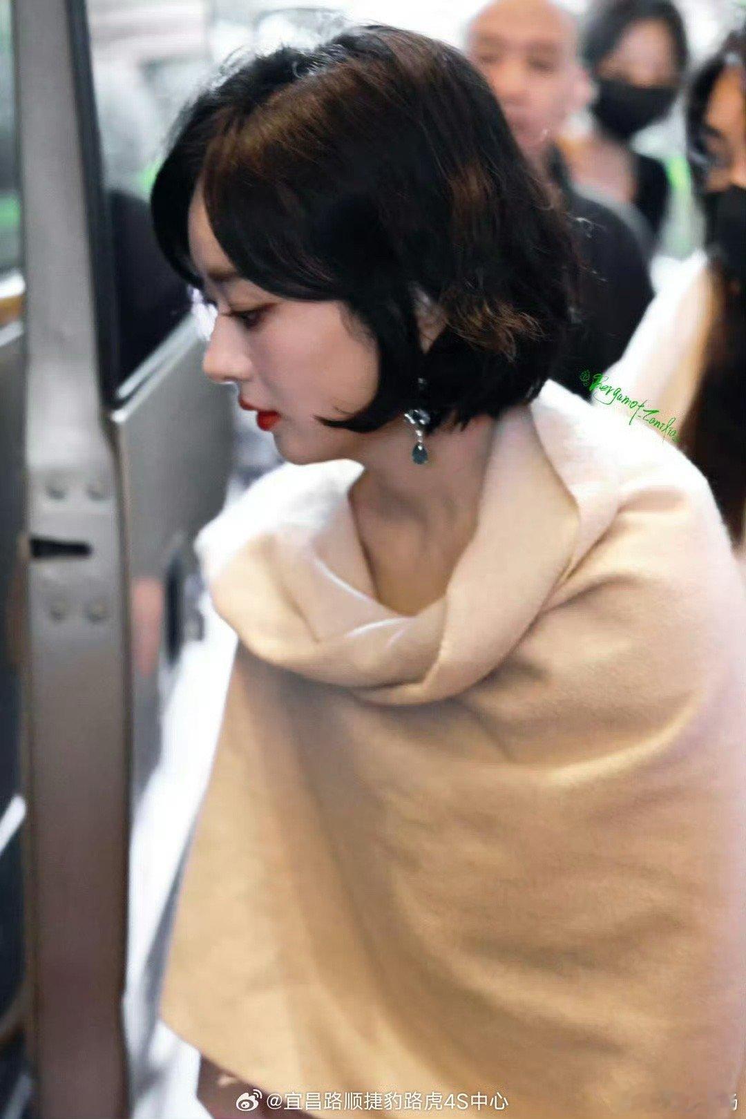 #赵丽颖金鹰高定造型#赵姐短发气质真的好好呀！能把高定穿成这样，也是内娱独一份 