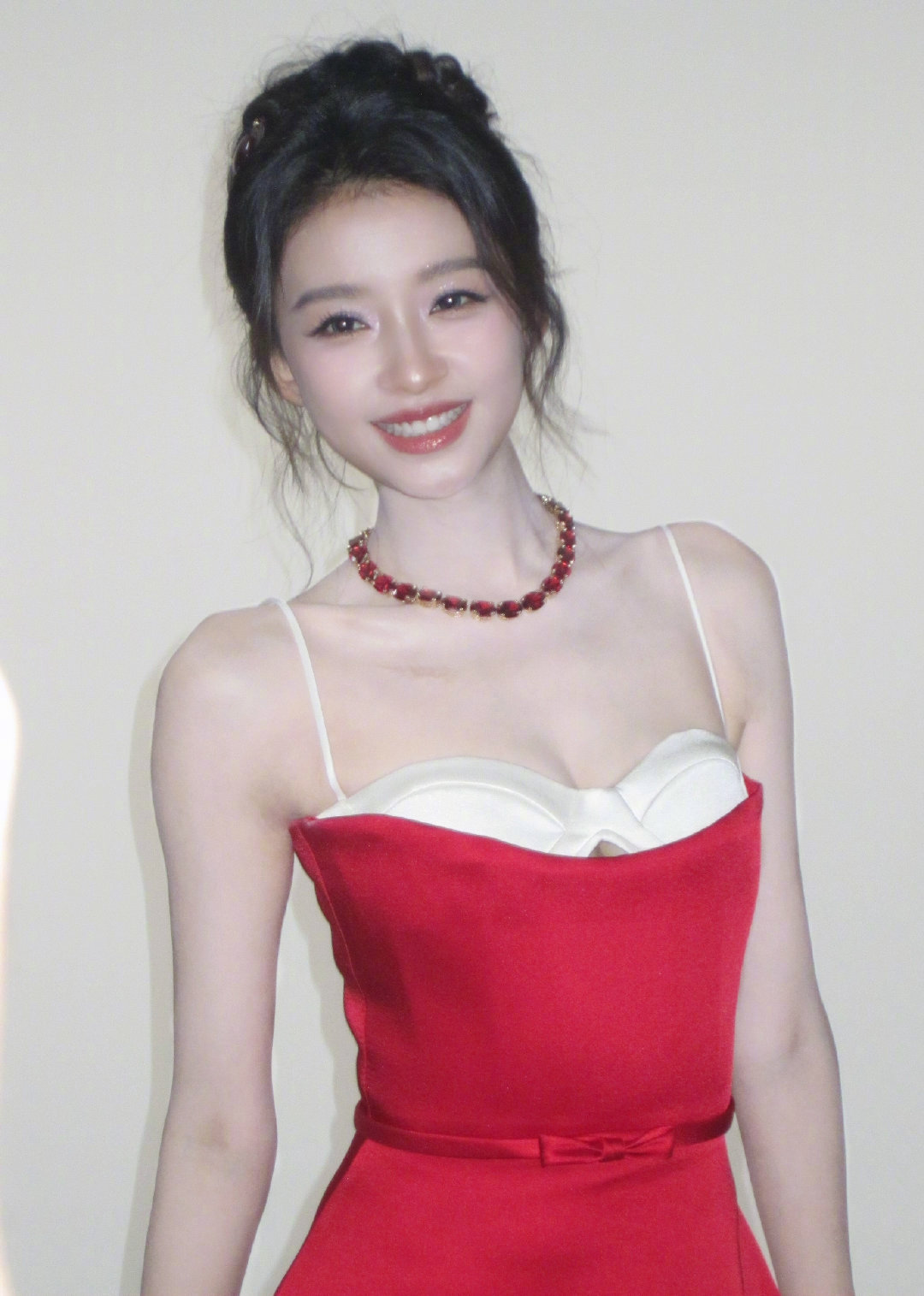 #早安咪语##孙怡镜头#笑起来也太甜了吧，眉眼弯弯温柔又灵动，一袭红裙衬得整个人