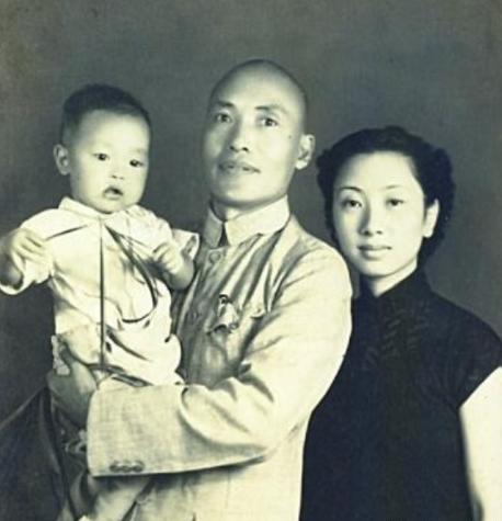 1936年，一名国民党中将跟随红军走完长征，谁知等到了延安，毛主席却对他挥了挥手