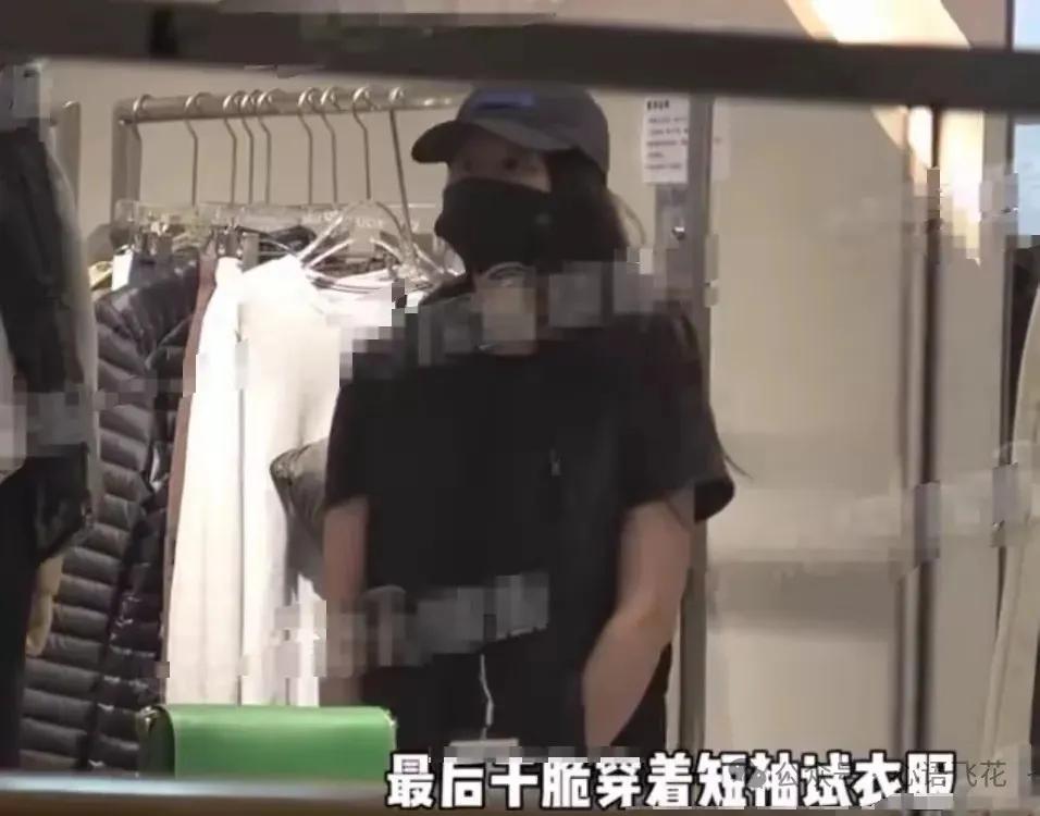 近日，37岁的刘亦菲再次被偶遇在买手店扫货，这位神仙姐姐的购物实力可不容小觑。据