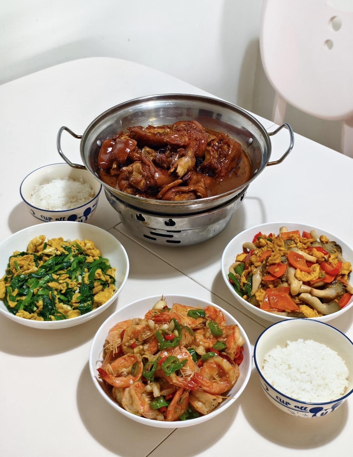 我们一个兼职群里，居然有一个40出头大姐，她说，“出来干兼职，就是出来解闷的，早