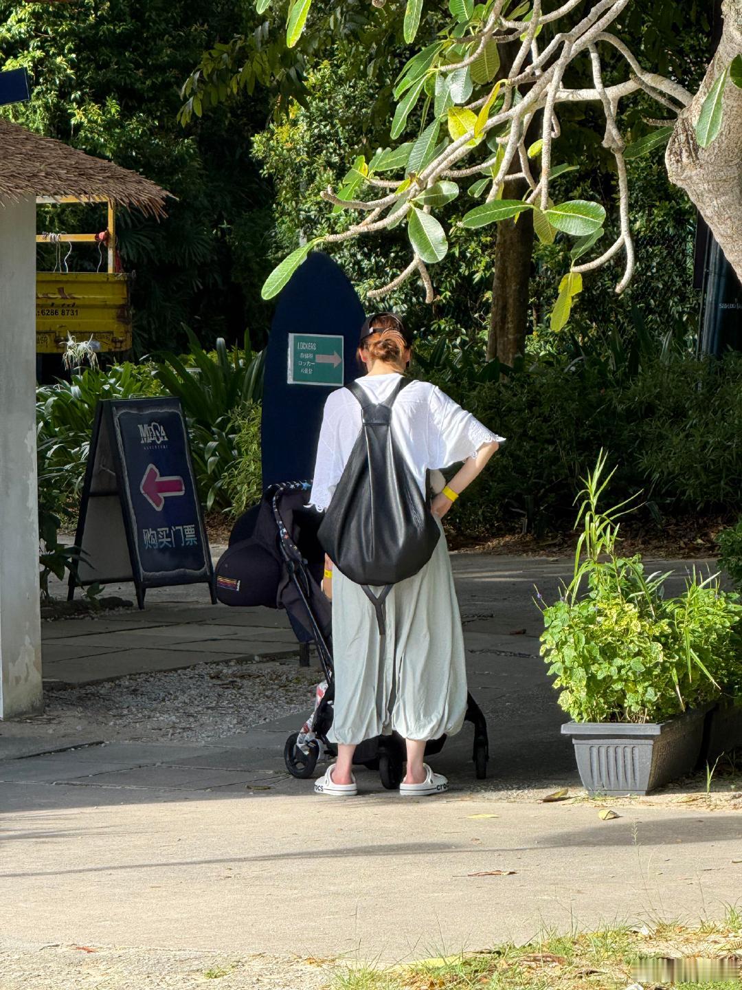 网友新加坡偶遇戚薇李承铉一家四口戚薇李承铉一家四口新加坡度假 网友新加坡偶遇戚薇