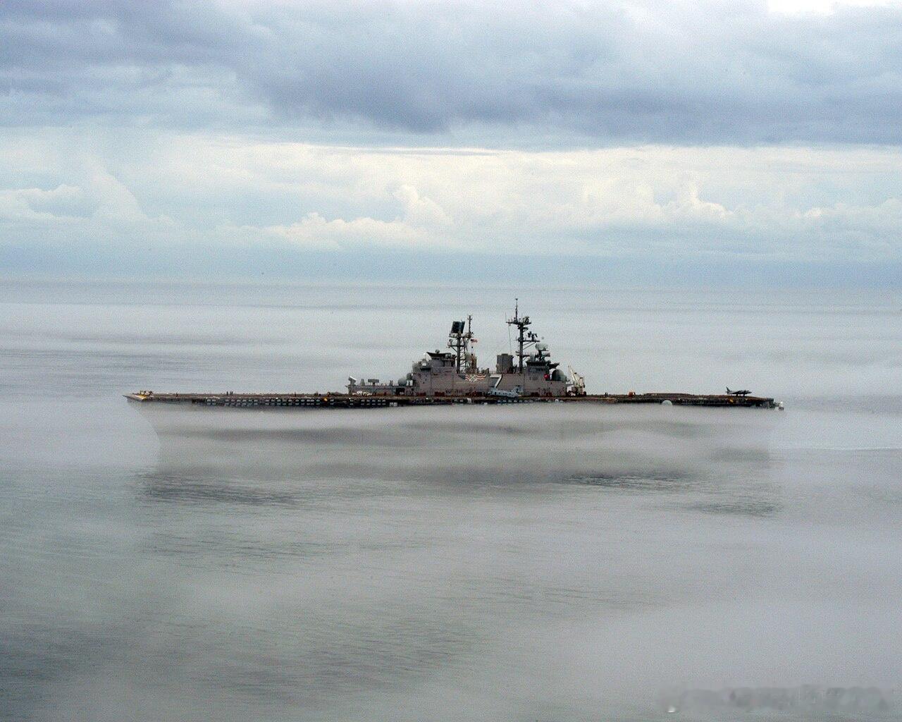 2006年雾中的LHD-7 USS Iwo Jima硫磺岛号两栖攻击舰军事历史全