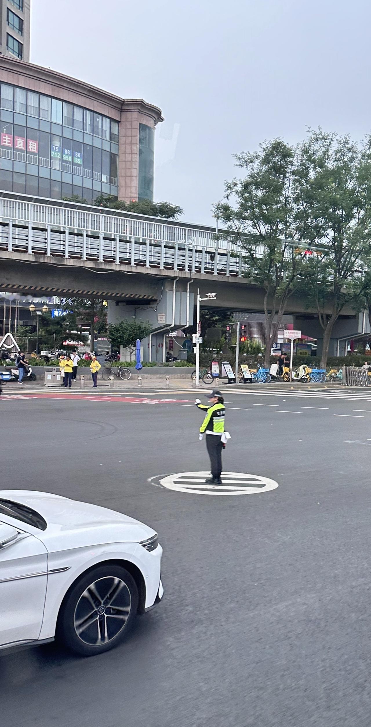 于繁华路口，守一路平安。