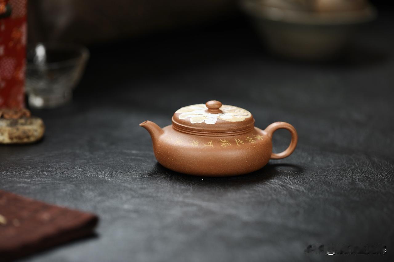 你的紫砂壶刻字是“画蛇添足”还是“锦上添花”？
一把素面素心的紫砂壶，自有其质朴