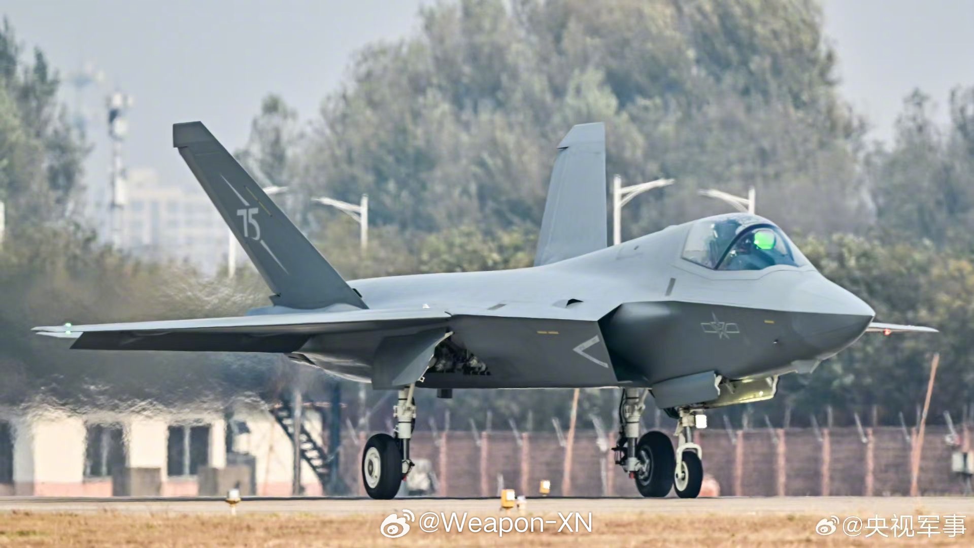 #兵器影像[超话]# 它来了，空军歼-35战斗机[努力] ​​​
