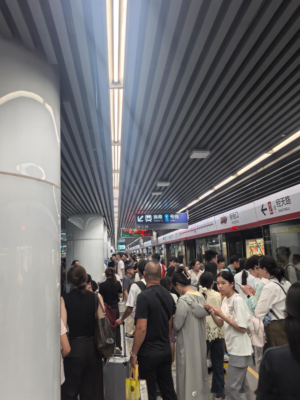 南京地铁 网友：2026年8月19日（周三）14:09 南京地铁2号线云锦路站，