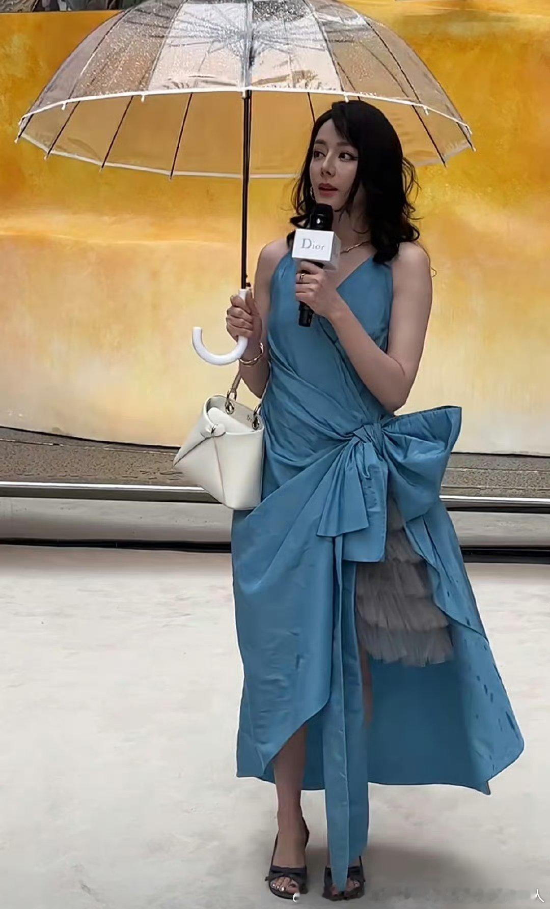 粉丝的麻辣让我发现裙子也确实很丑状态差和发型差裙子丑不矛盾啊这又不是二极管状态差