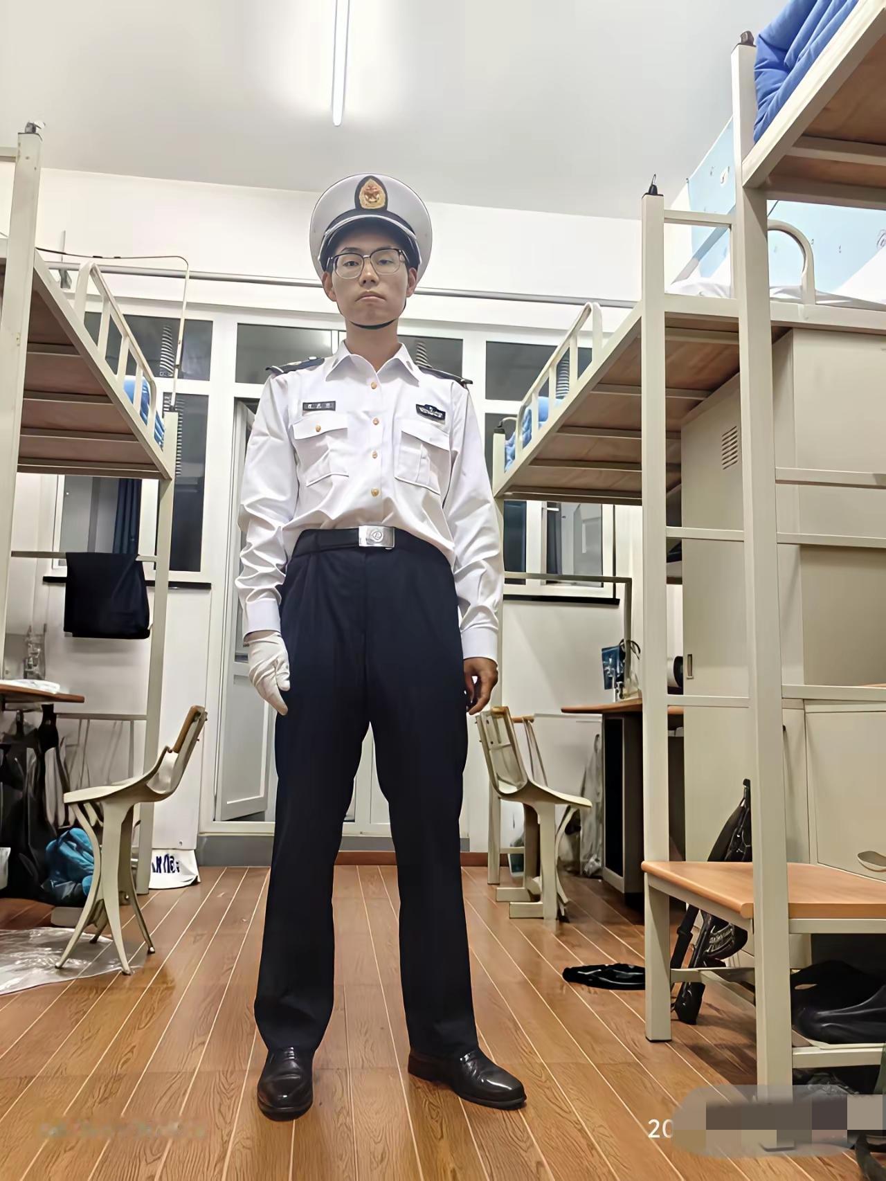 网友:
我家的大少爷真帅呀！当妈的好骄傲！[捂脸]