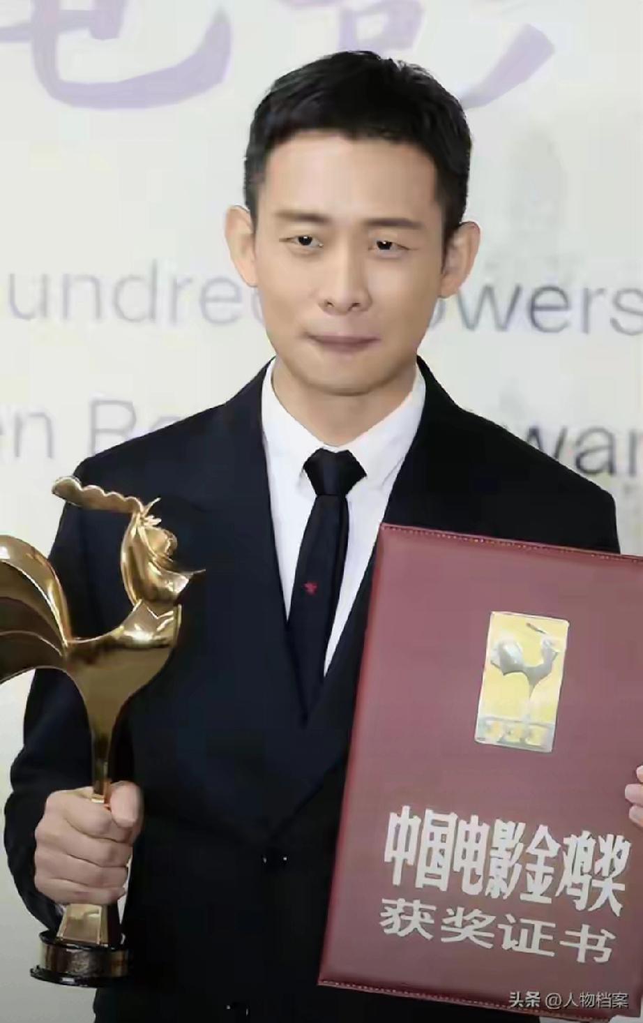 曾被嘲丑、跑十年龙套，今成百亿影帝，他凭什么比肩刘德华？
 
      出道时