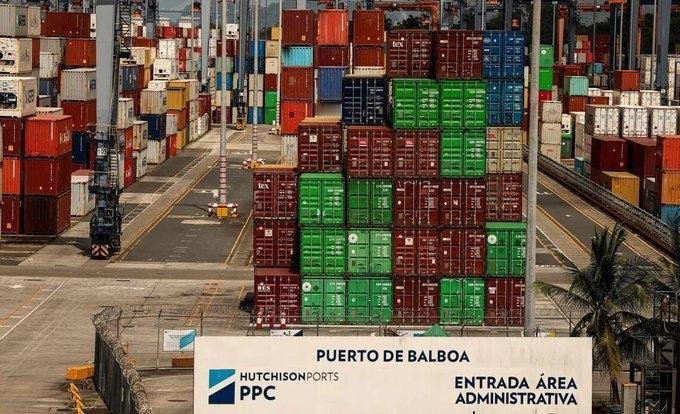 巴拿马海事局2月23日正式接管长和在巴拿马运河两个港口。
抖音、微信疯传的港口被