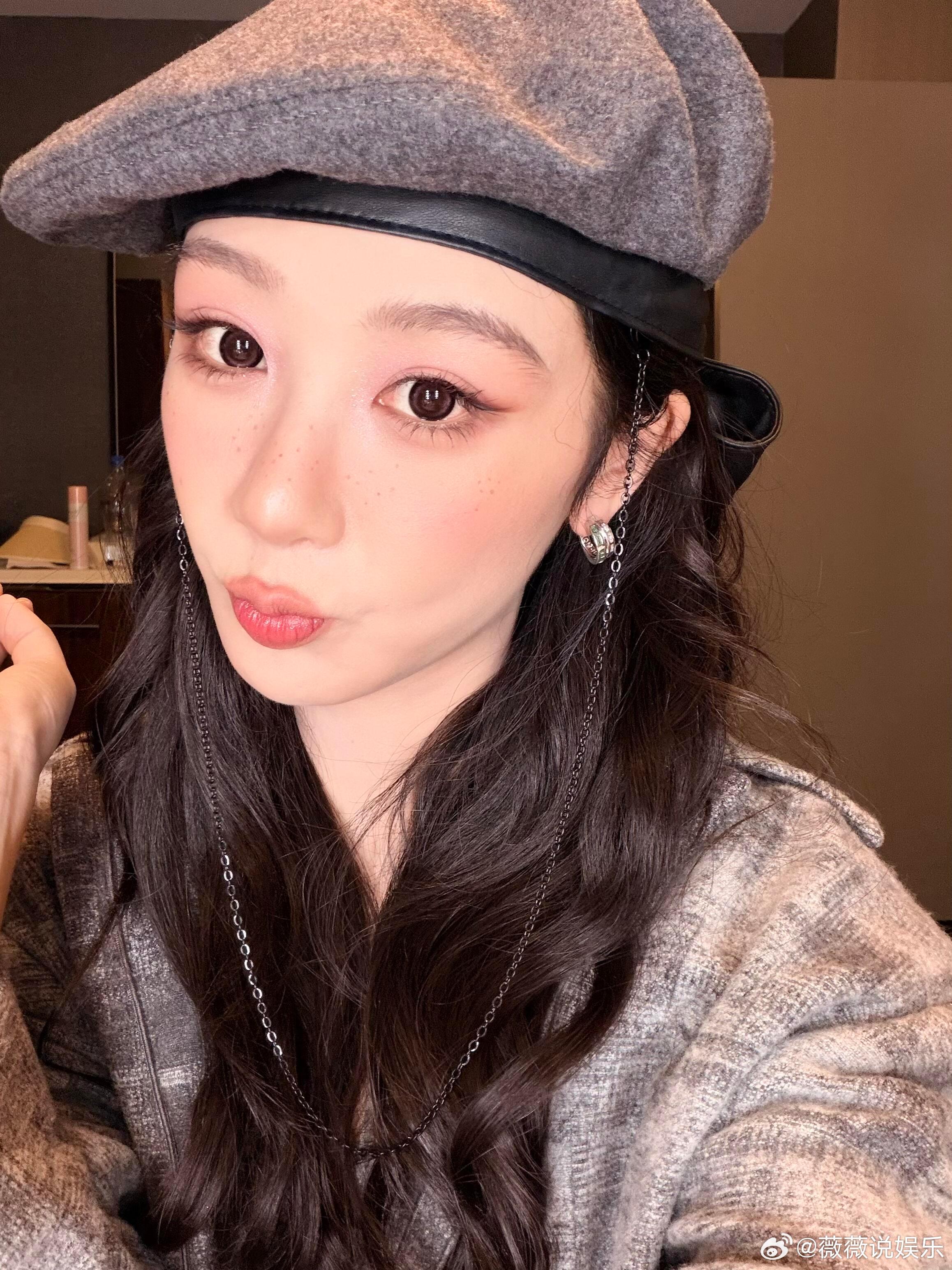 哎哟喂，一大早看到这位卖萌的小女人👩🏻是谁啊？可以每天都欣赏了！拿来做手机?
