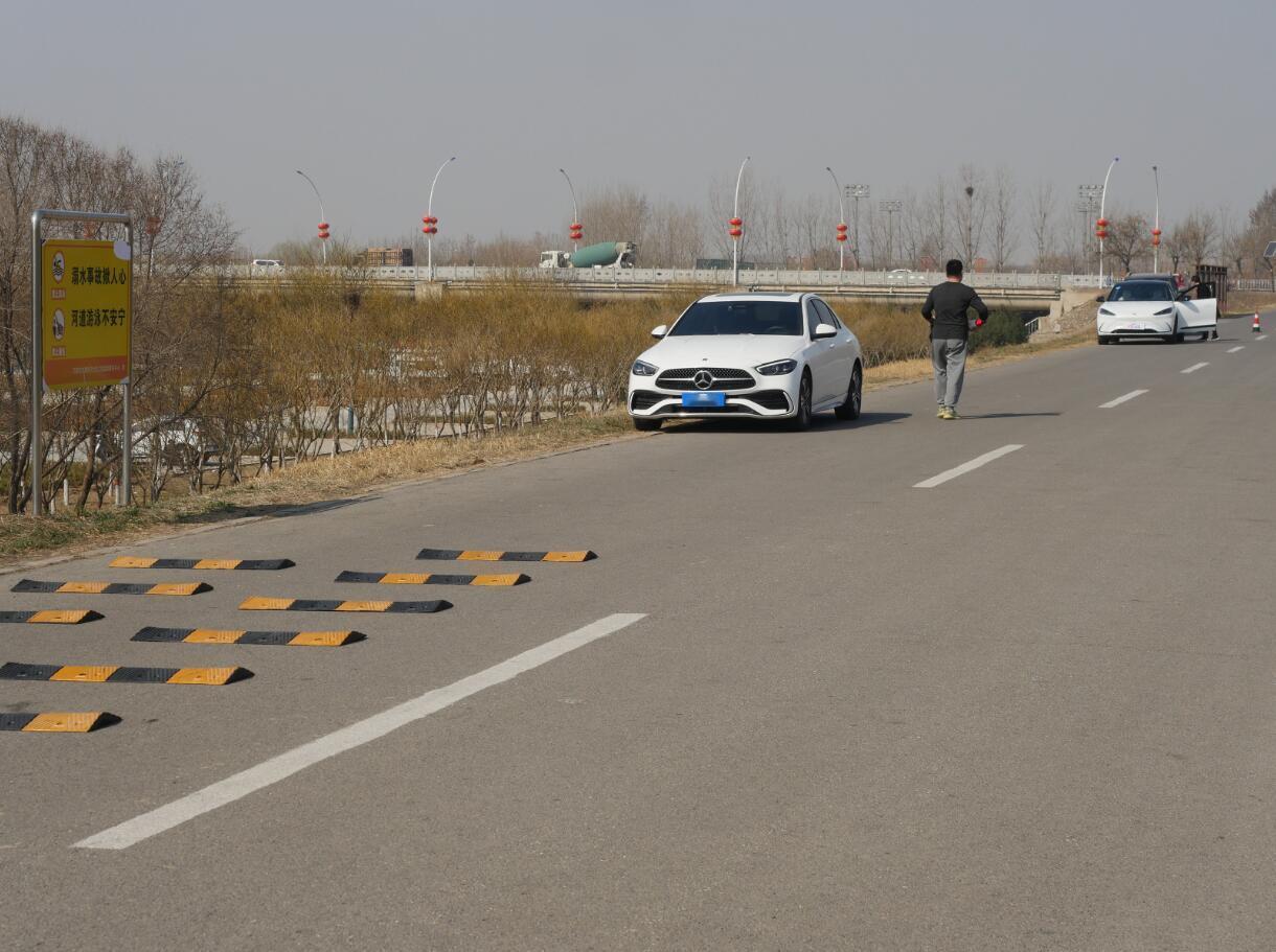 减速带铺设完毕，开始测试！我们开着极狐和奔驰，分别以20km/h、40km/h、
