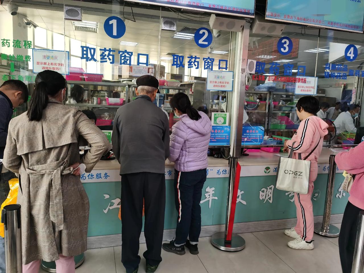 大宝昨天下午下课回家，低热。吃了晚饭，吃了点药睡觉，半夜又发烧了。二宝三个月大，