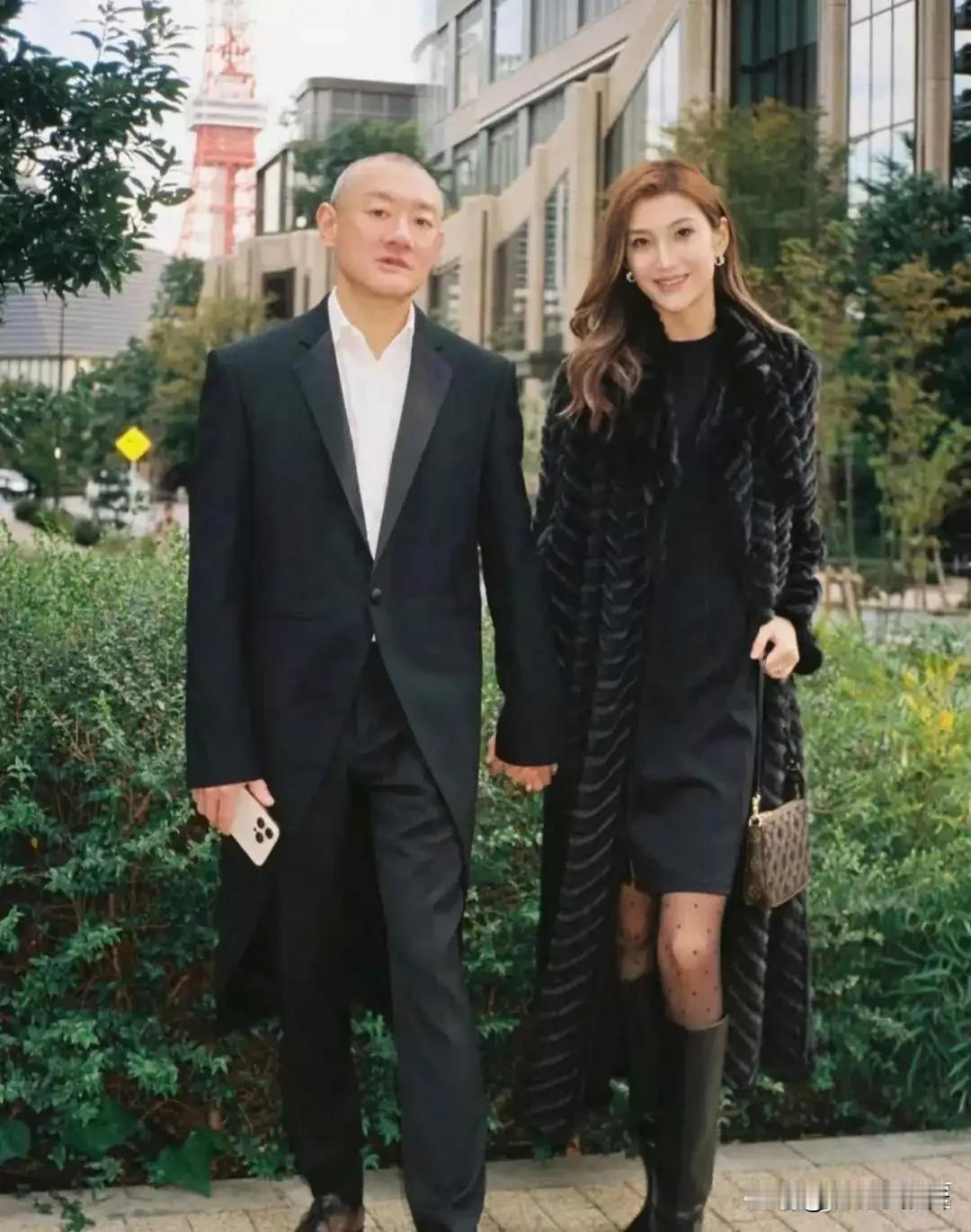 京城四少汪雨跟新婚老婆
逛街约会呢，
他俩年龄差20岁，
站一块儿瞅着不太搭调。