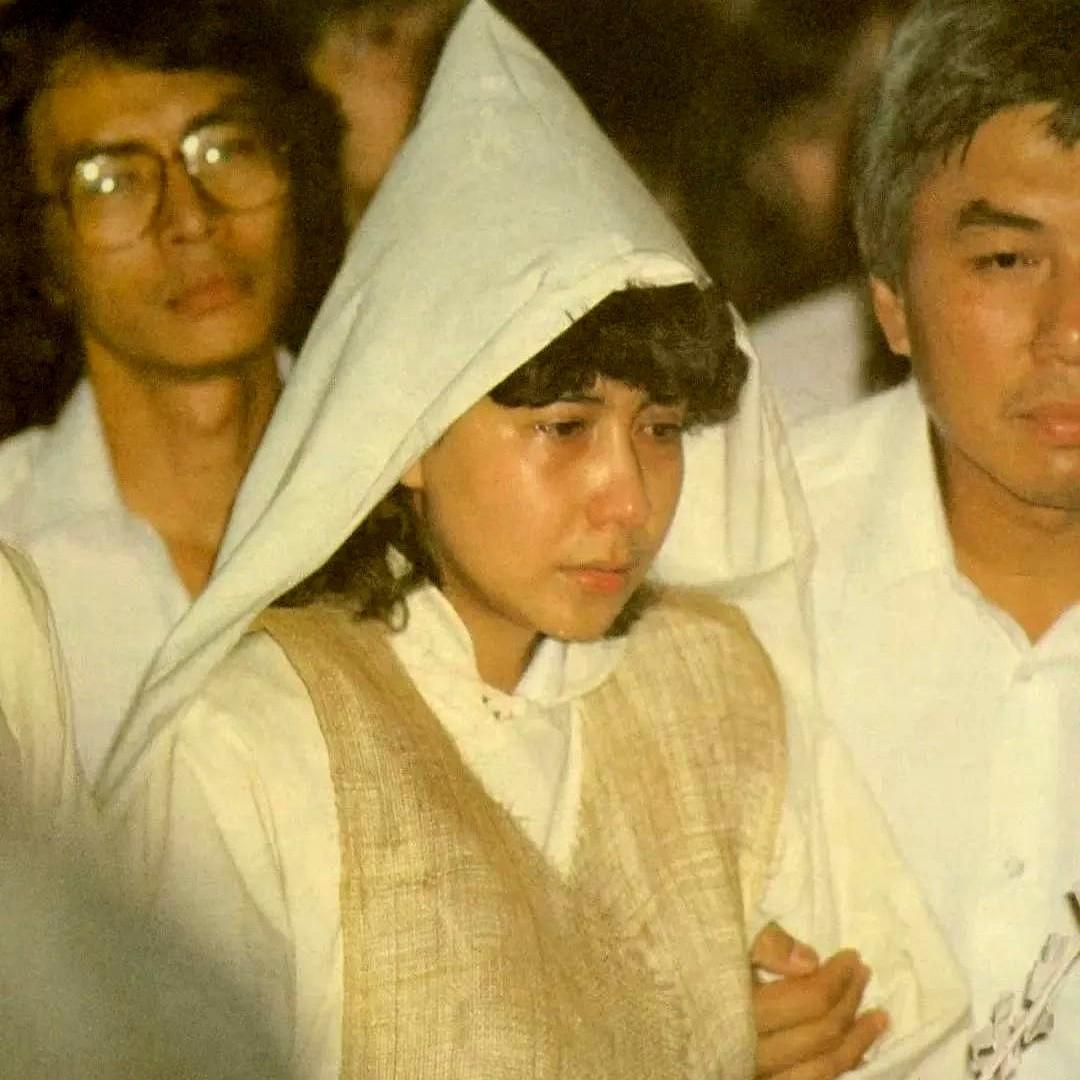 1983年傅声葬礼上的镜头，妻子甄妮披麻戴孝，难掩心中悲痛，四年她用冷冻技术为亡