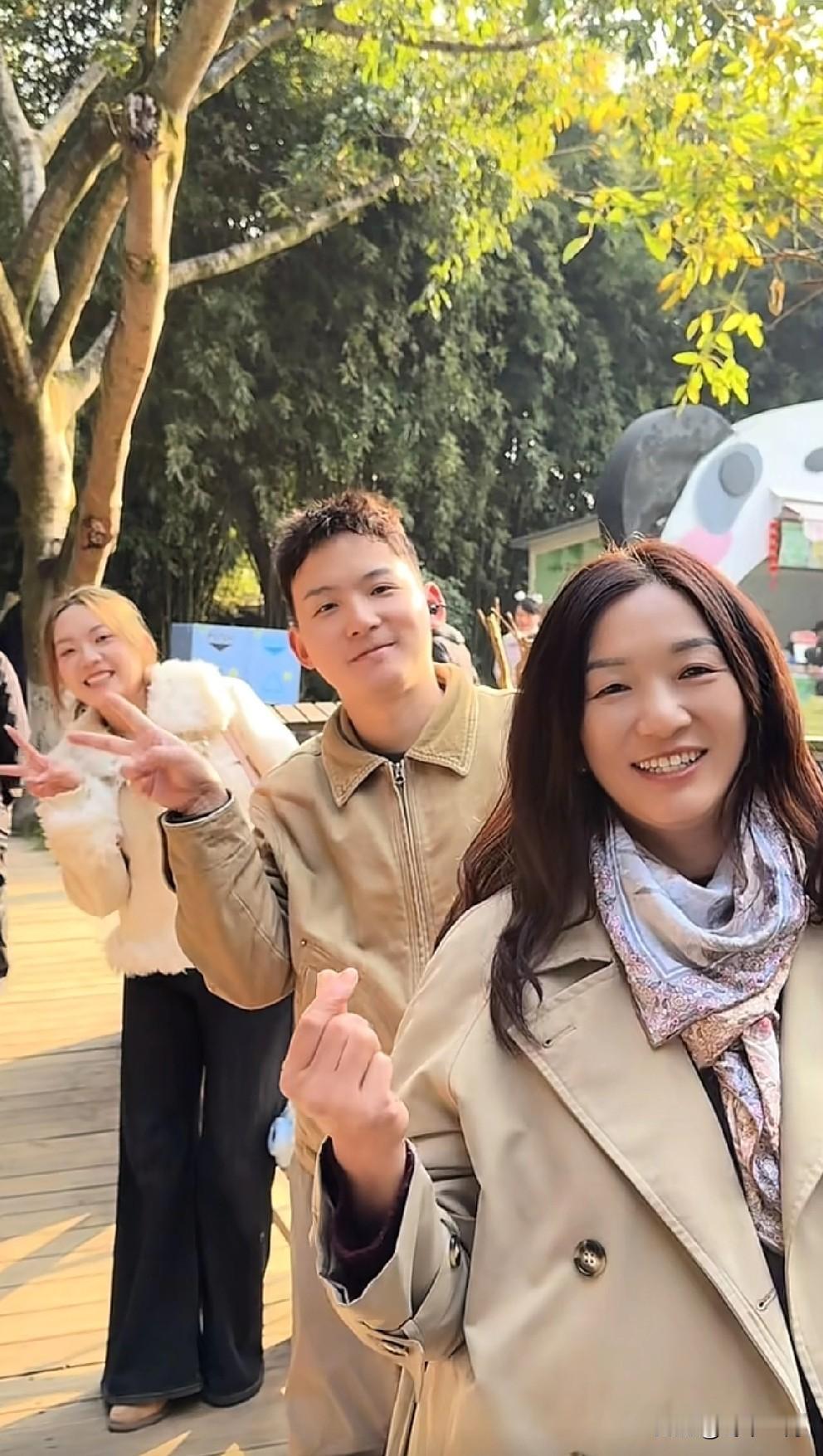 谢浩男开学在即，跑到成都看大熊猫来了。春节假期，去成都熊猫馆看大熊猫花花的游客可